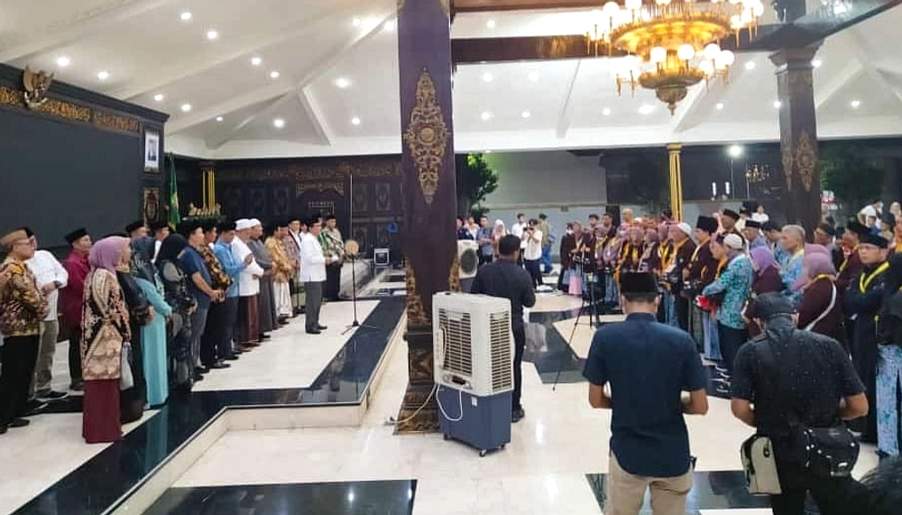 Jemaah Haji Lamongan Tiba di Surabaya, Dipindahkan ke KBIHU