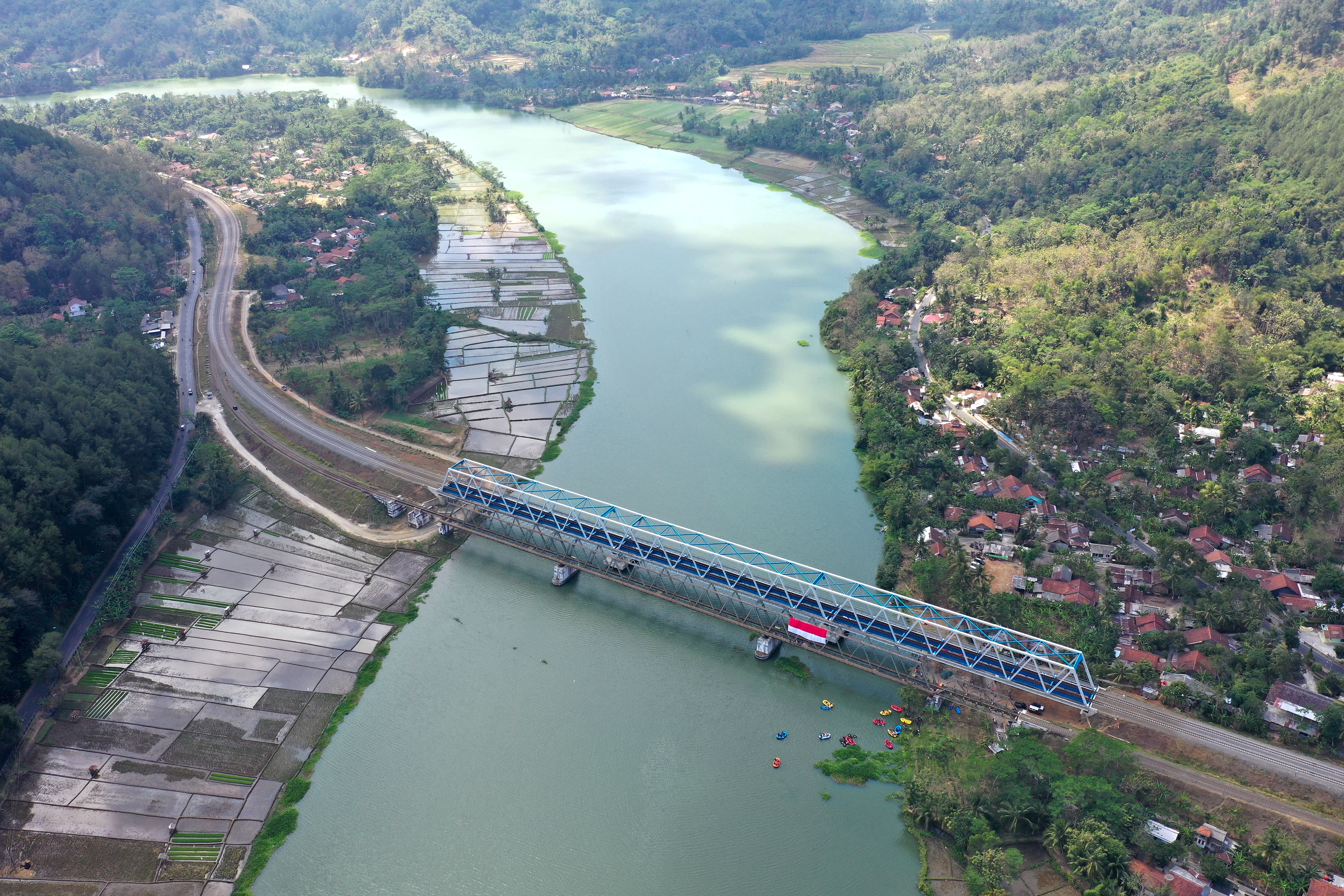 Jembatan Banyumas Ditutup, Perahu Penyeberangan Alternatif
