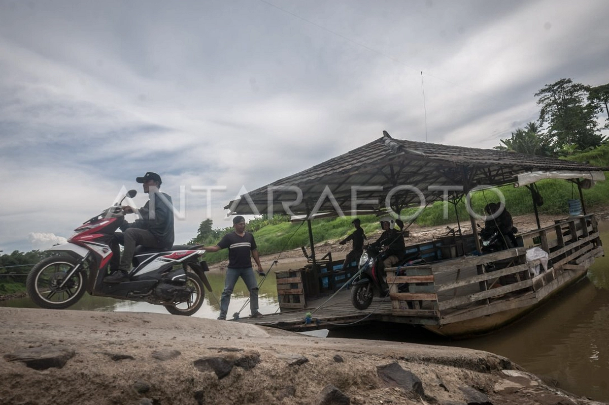 Jembatan Gantung Runtuh, Murid Sukabumi Paksa Naik Perahu