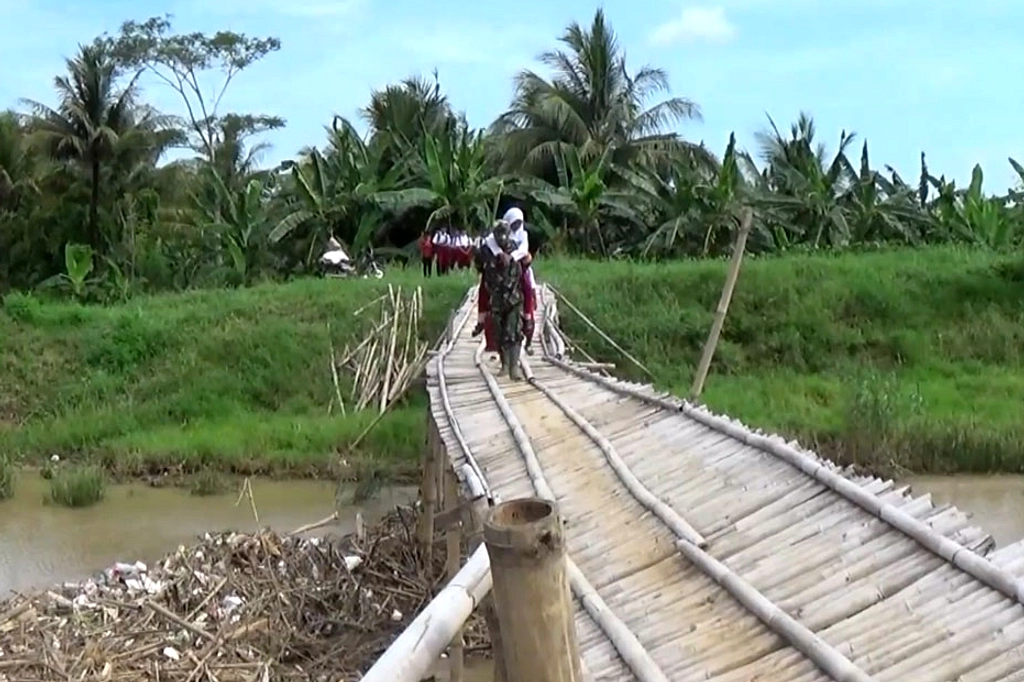 Jembatan Radug Terkendala Arus Sungai Citarum, Ditutup