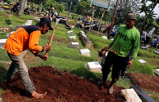 Jenazah Utuh 40 Tahun, Dipindah Pakai Motor