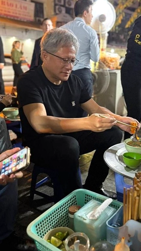 Jensen Huang di Beijing: CEO Nvidia Nikmati Mi Kaki Lima