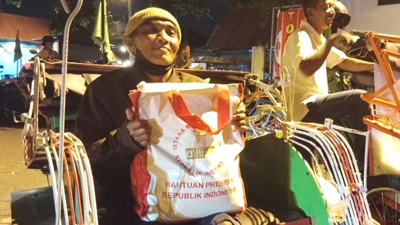 Jokowi bagi sembako ke 500 tukang becak di Solo