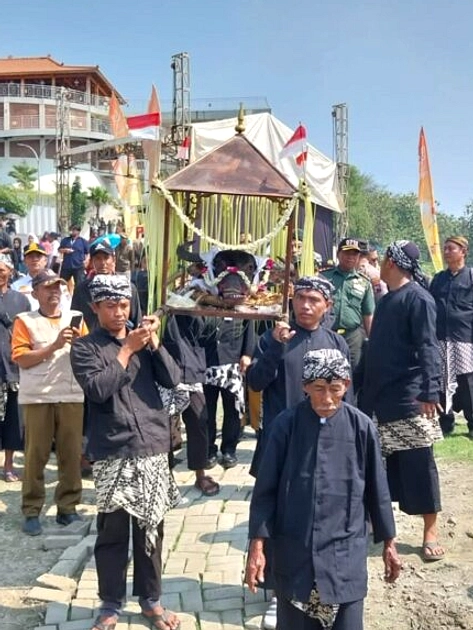 Jokowi Tak Tahu Injak Kepala Kerbau? PDIP Bantah