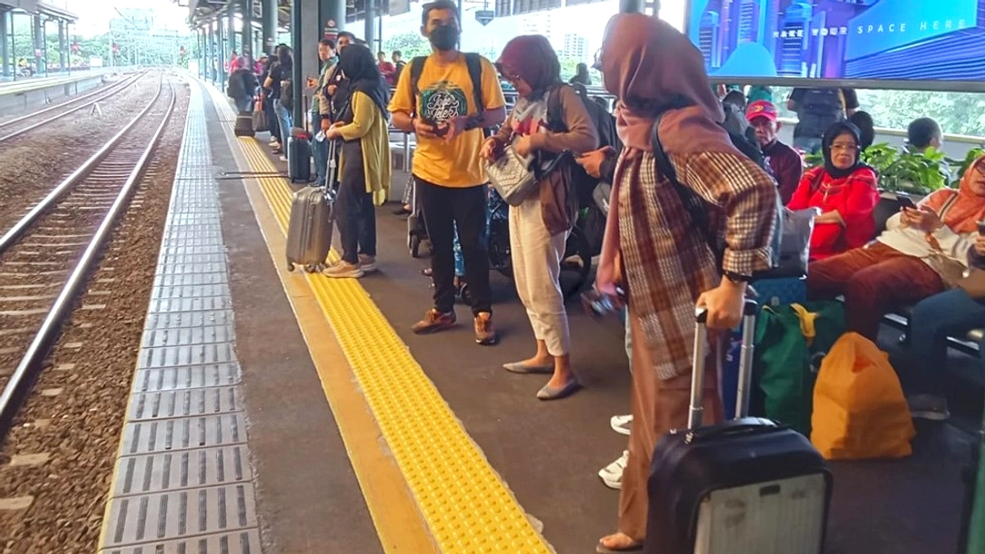 KAI Daop 8 Surabaya Turunkan 103 Penumpang Merokok di Kereta