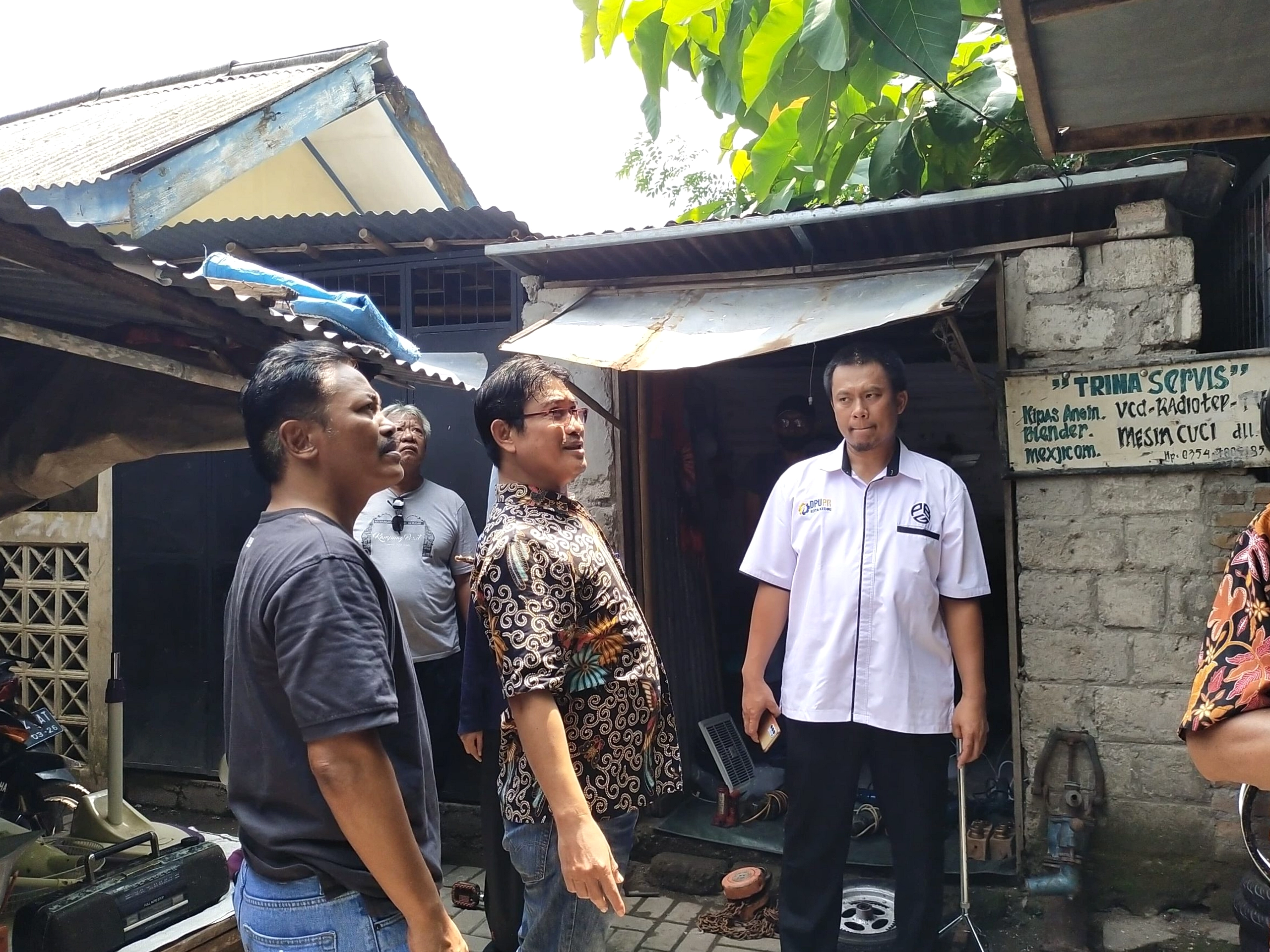 Kaliombo: Bangunan Runtuh Akibat Hujan dan Angin Kencang