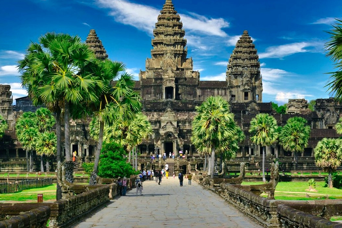 Kamboja Kaji Ulang Wisata Malam di Angkor