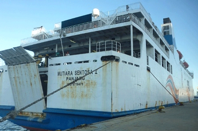 Kapal Tanker Pertamina Evakuasi 17 Korban Kebakaran Feri