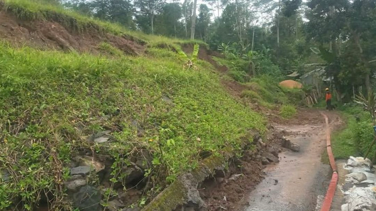 Kapolres Muba Tinjau Titik Longsor, Minta Warga Alih Jalur