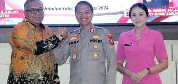 Kapolres Sukabumi Berbagi Es Doger di Pantai Karang Naya