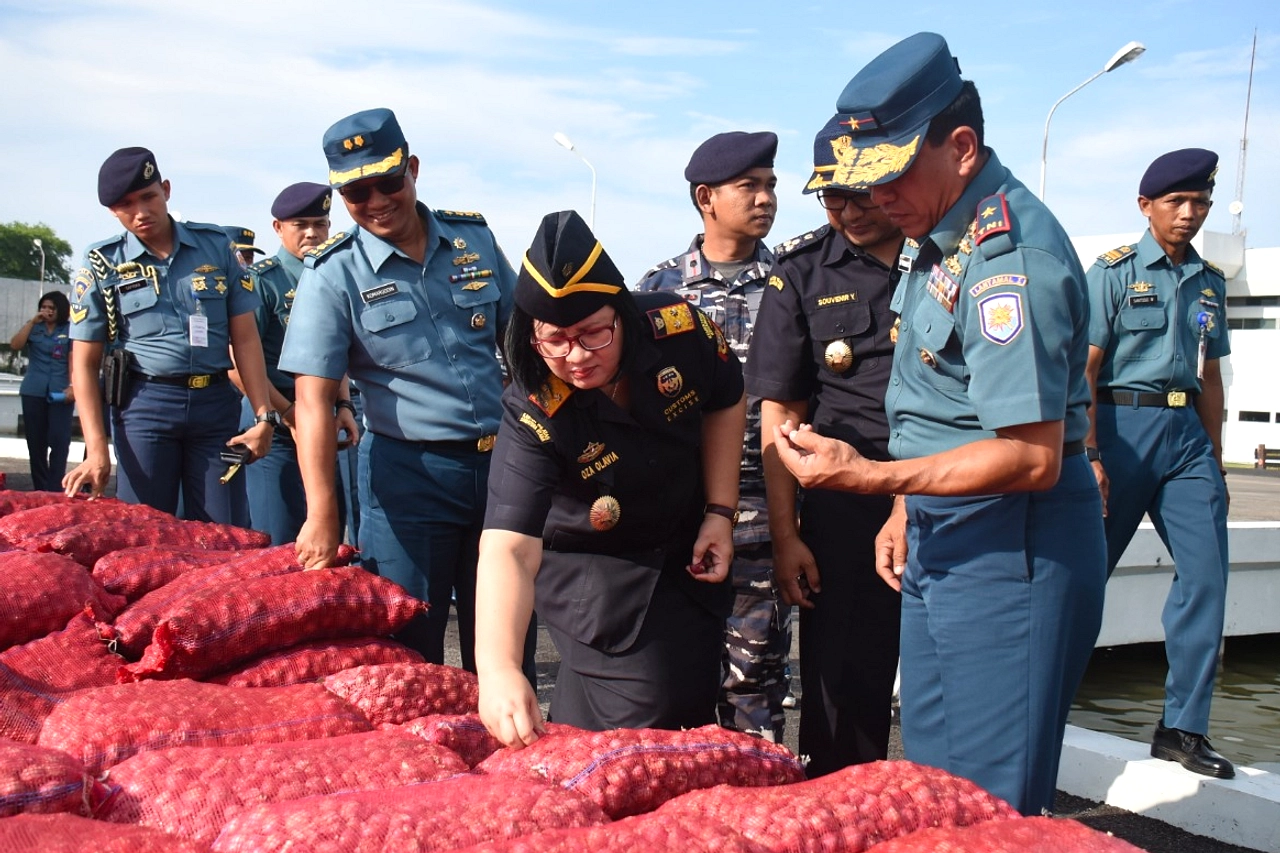 Karantina Riau Bakar 13,08 Ton Bawang Merah & Mangga
