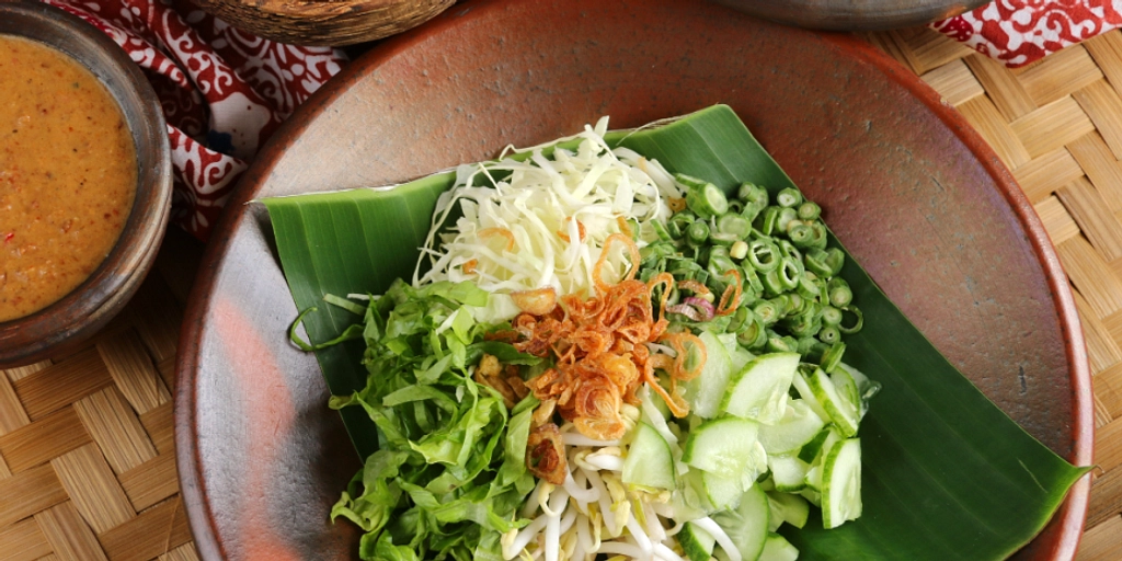 Karedok Sunda: Resep Sayur Segar dengan Bumbu Kacang Mentah