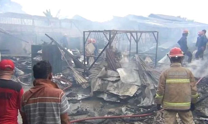 Kebakaran Gudang Kayu Sidoarjo, 5 Mobil Pemadam Tumpak