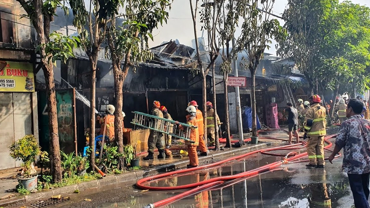 Kebakaran Hanguskan Rumah Dua Lantai di Semarang