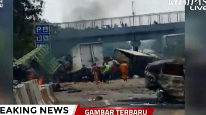Kebakaran Mobil Mewah Toyota Vellfire di Tol Cipularang