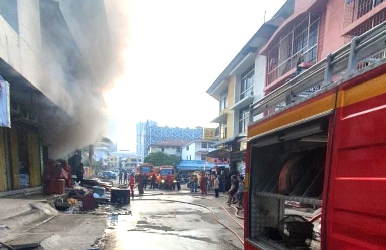 Kebakaran Sumillan Hancurkan 9 Kios Kerugian Rp450 Juta