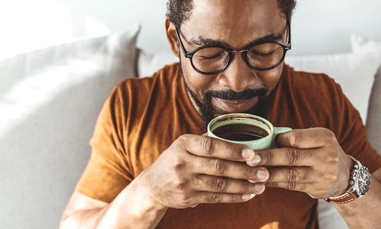Kebiasaan Minum Es Kopi Lambat Merusak Enamel Gigi Serta Gula