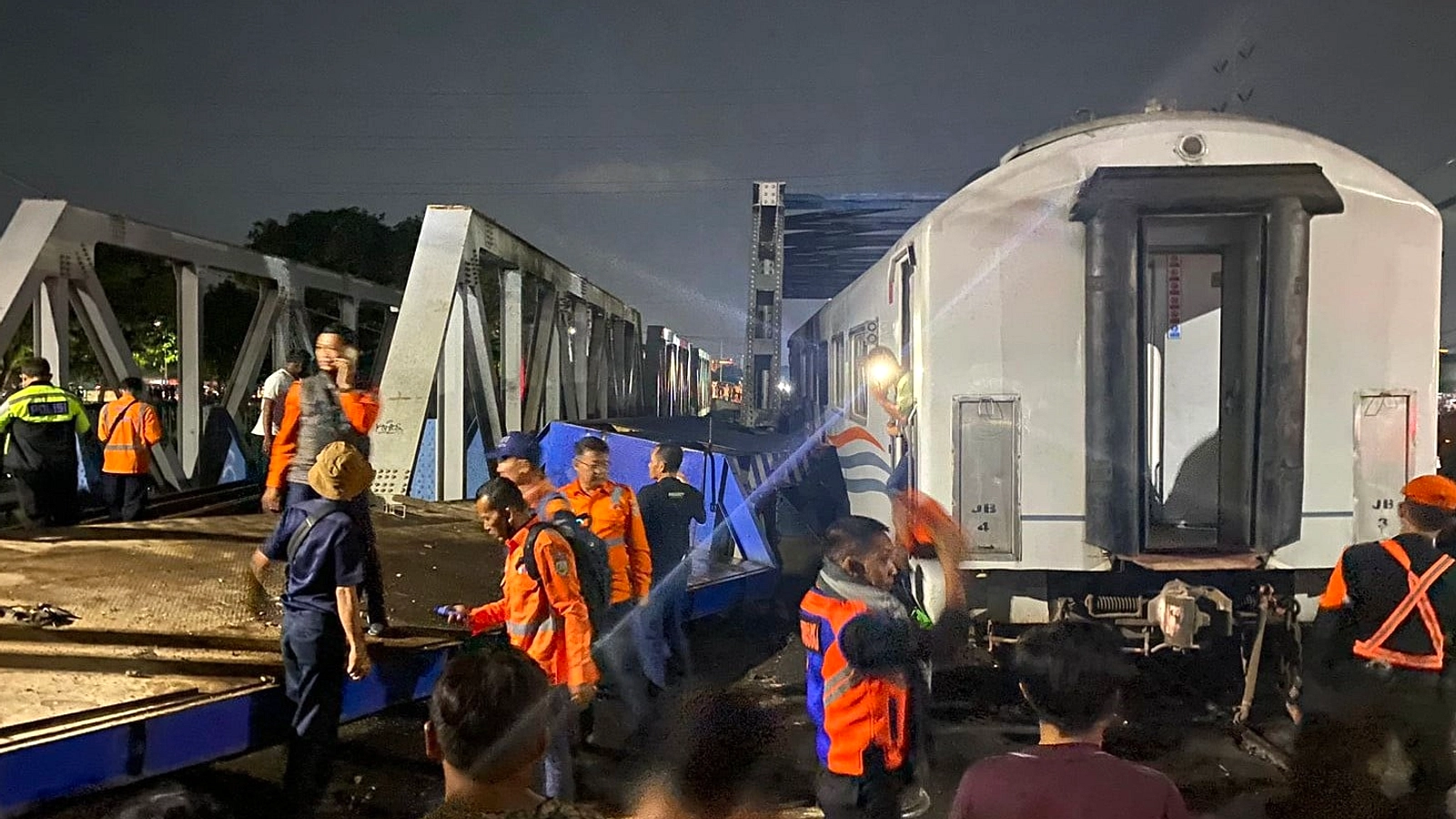 Kecelakaan kereta api di Munich: dua gerbong jatuh dari jembatan.