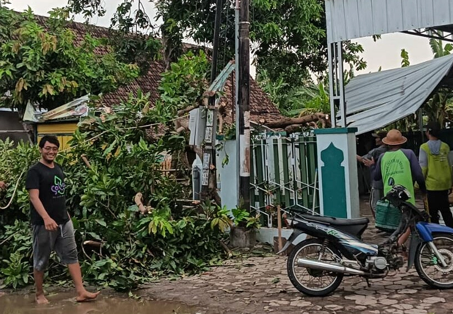 Kediri Kirim Terpal ke 31 Rumah Rusak Akibat Cuaca Ekstrem