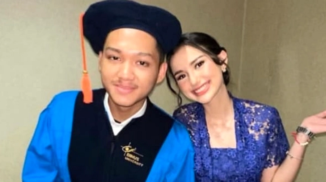 Keluarga 3A Unair: Anang, Ashanty, Azriel Wisuda Bersama