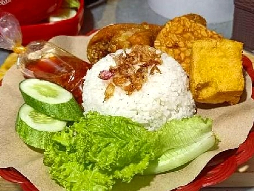 Keluarga Lebaran Core 2026 Bantu Penjual Pecel Warung