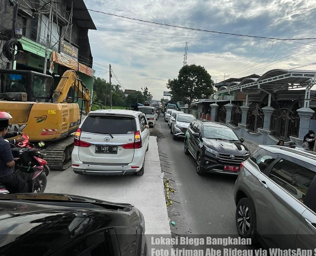 Kemacetan 2 jam di Jalan Raya Blega, Pasar Blega Penuh