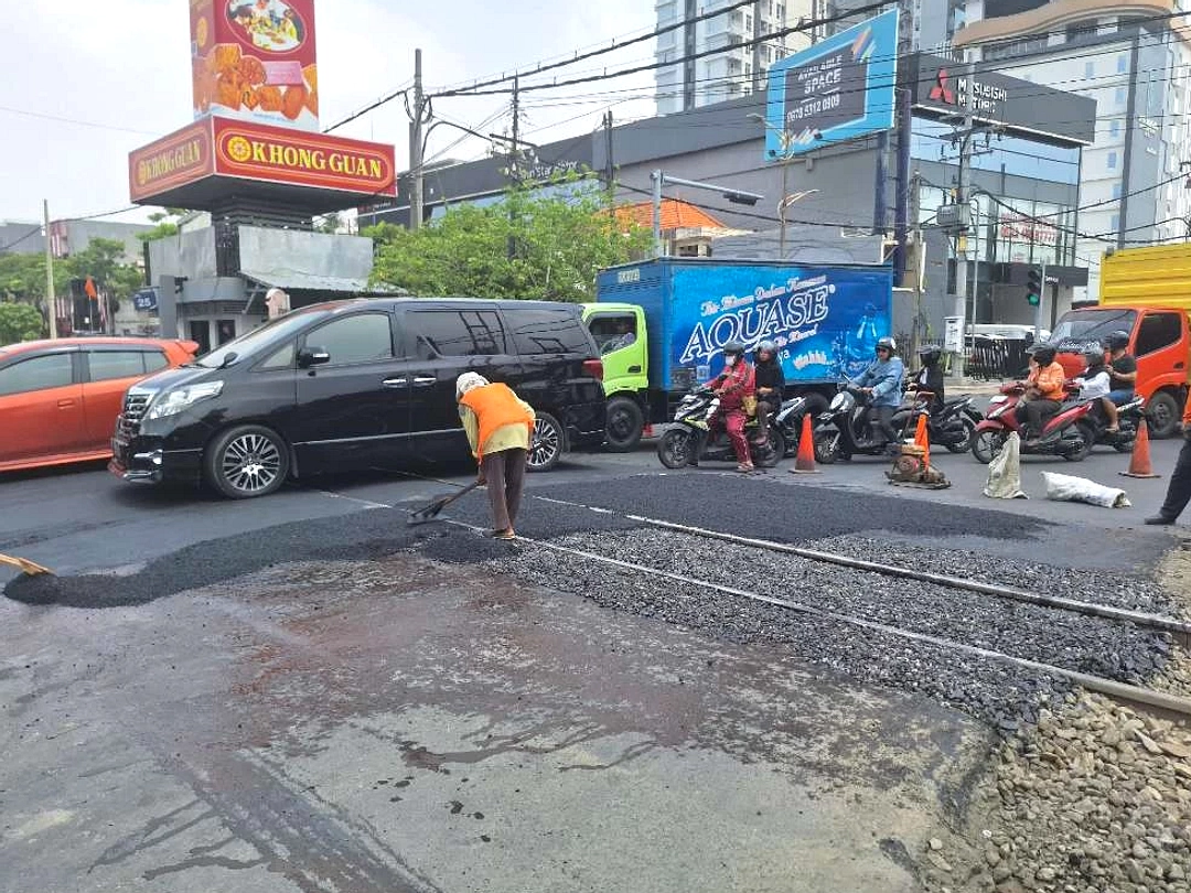 Kemacetan Jalan Gunungsari Karena Pekerjaan Perantingan Pohon