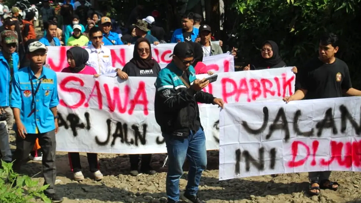 Kemacetan Panjang di Pesisir Sukabumi Karena Jalan Rusak