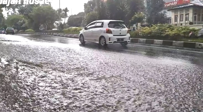 Kemacetan Parah di Jalan Dago Atas, Bandung, Karena Longsor