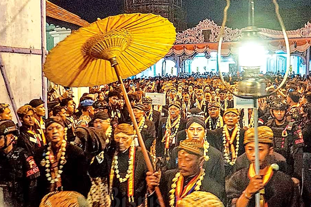 Keraton Solo Lepas Lima Kebo Bule ke Alun‑Alun Sebelum Kirab