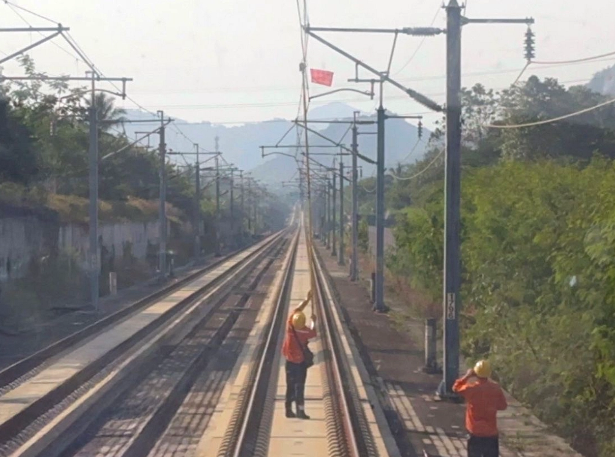 Kereta Whoosh di Bandung Terhenti Karena Layang‑Layang Putus