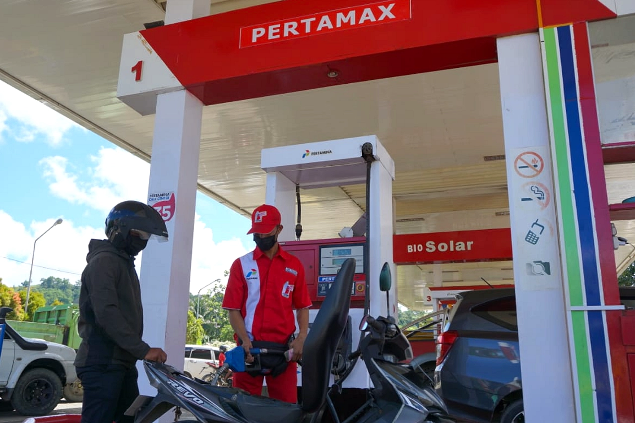Kerumunan Besar SPBU Pertamina Surabaya Takut Kenaikan BBM