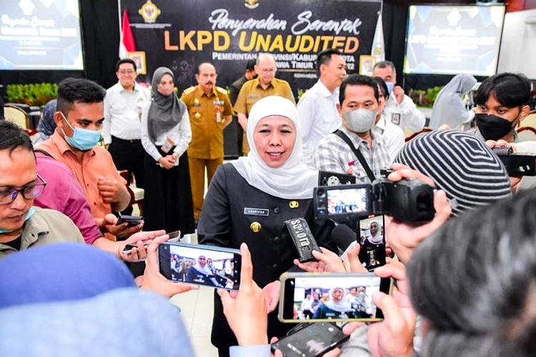 Khofifah Serahkan LKPD 2025 ke BPK, 36 Kota di Jatim