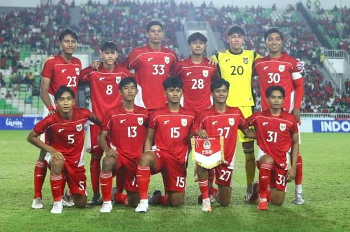Kiper Indonesia Eko Jawato Tangkap Tembakan Tsubasa