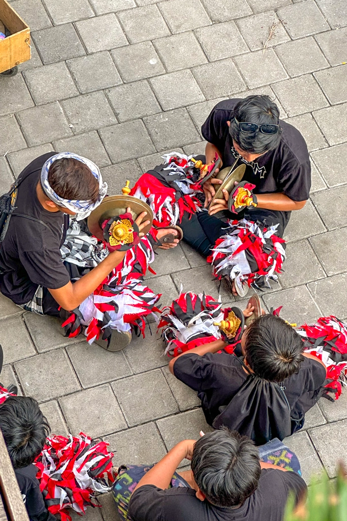 Klungkung Sambut Galungan: Barong Ngelawang di Tugu Monumen