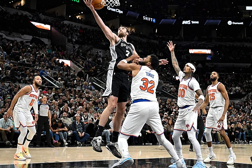 Knicks Menang Tipis 107-106, Unggul 3-1 di Final NBA 2026