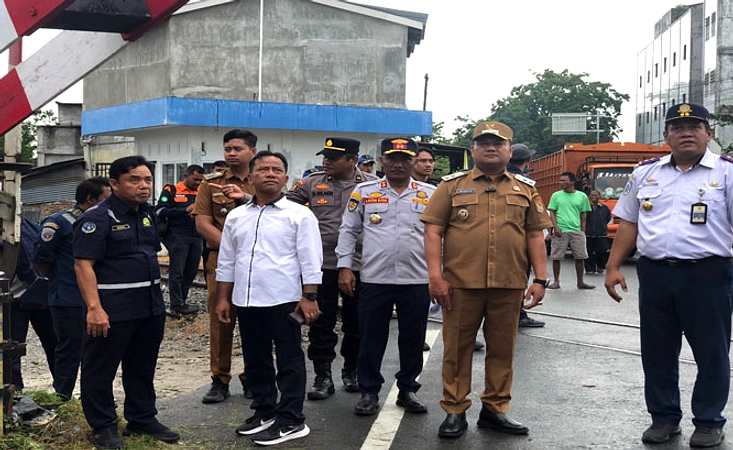 Komalasari, 50 Tahun, Jaga Palang Pintu Perlintasan Tanpa Gaji