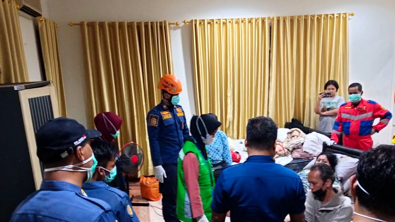 Korban 400kg Beruntun: Tim Damkar Evakuasi di Gresik