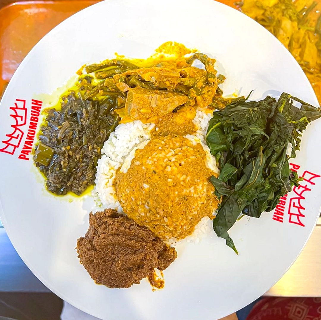 Korea Bapak‑Bapak Nikmati Nasi Padang di Pagi Sore Jakarta