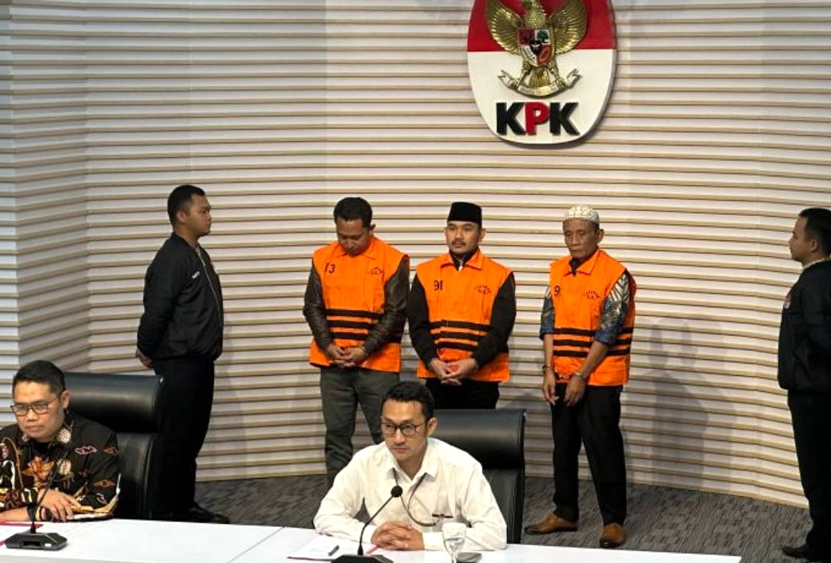 KPK Geledah Rumah Mewah, Bawa 2+ Koper ke Mobil di Pacitan