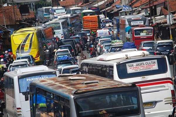 Lalu Lintas Nagreg Tetap Lancar Meski Hujan Deras Lebaran