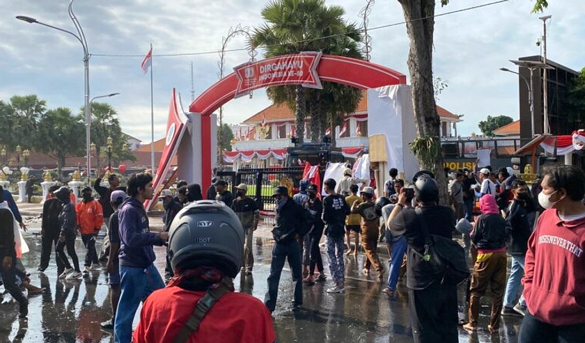 Lalu Lintas Terganggu Aksi Rutin di Depan Gedung Grahadi