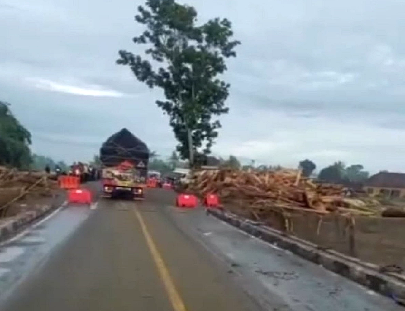 Lalu Lintas Terhenti, Jembatan Tukad Sanghyang Gede Diperbaiki
