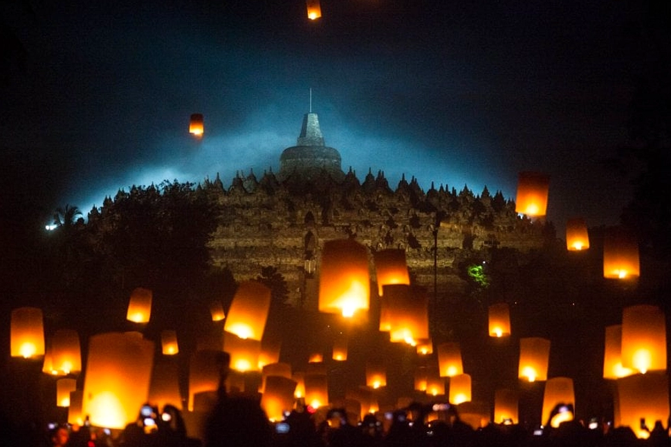 Lampion 2.570 & Drone 570: Waisak 2570 BE di Borobudur