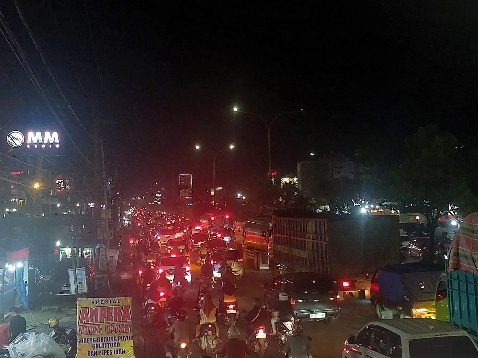 Lampu Lalu Lintas Padam, Surabaya Gelar Kemacetan Hari