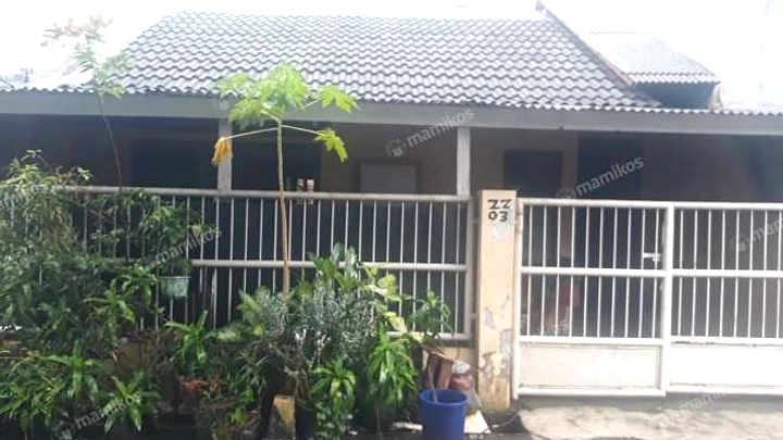Lansia Tutup Jalan Perum Sidokare, Viral Jadi Selat Hormuz