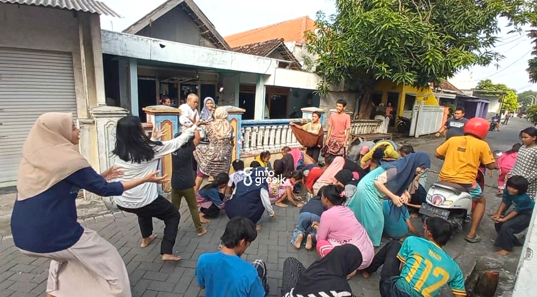 Lebaran Ketupat Desa Suci: Tradisi Uduk-udikan Uang