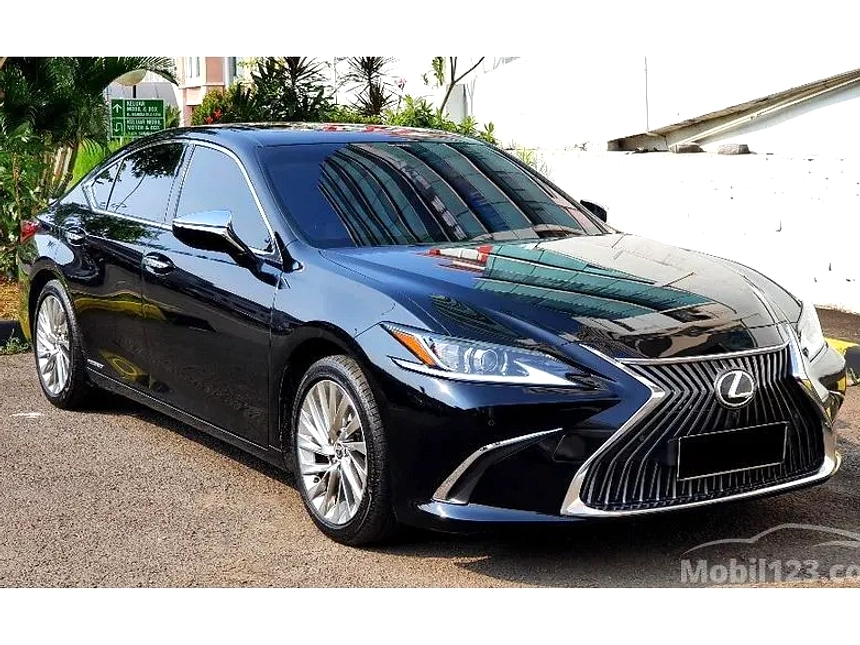 Lexus Luncurkan The All New ES BEV di Pameran GIIAS