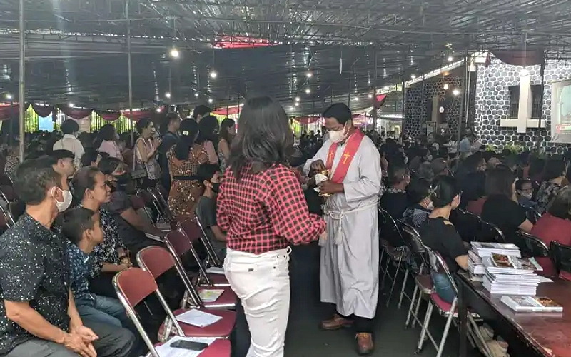 Lilisan Paskah di Katedral Semarang: Cahaya Kristus Menjelma