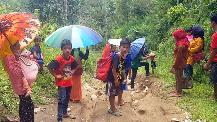 Longsor dan Pohon Tumbang Tutup Jalan Nasional Padang Kota